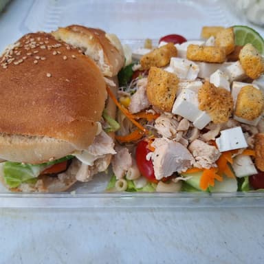 Baguette + Ensalada + Agua de Jamaica