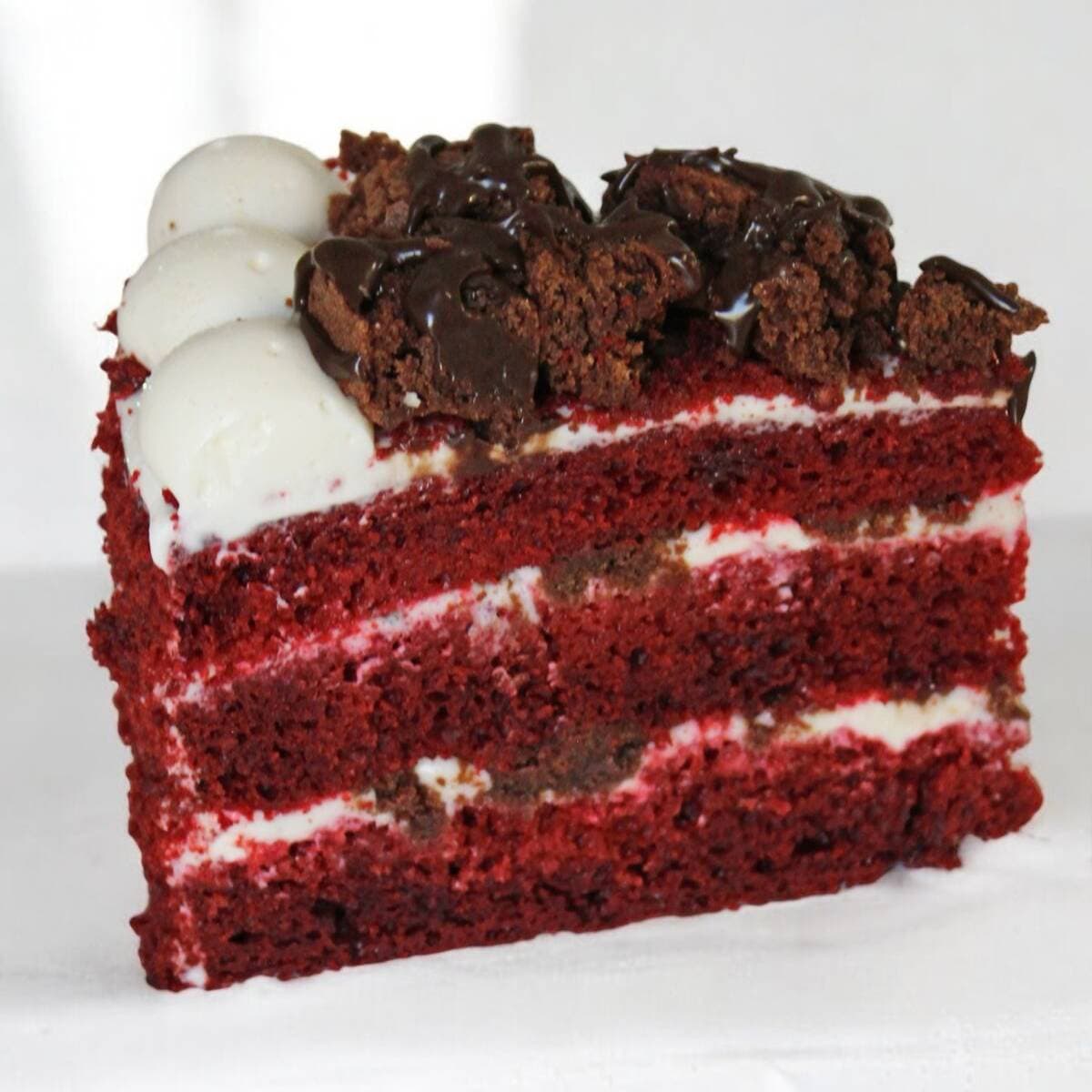 Rebanada de Pastel Red Velvet con Brownie