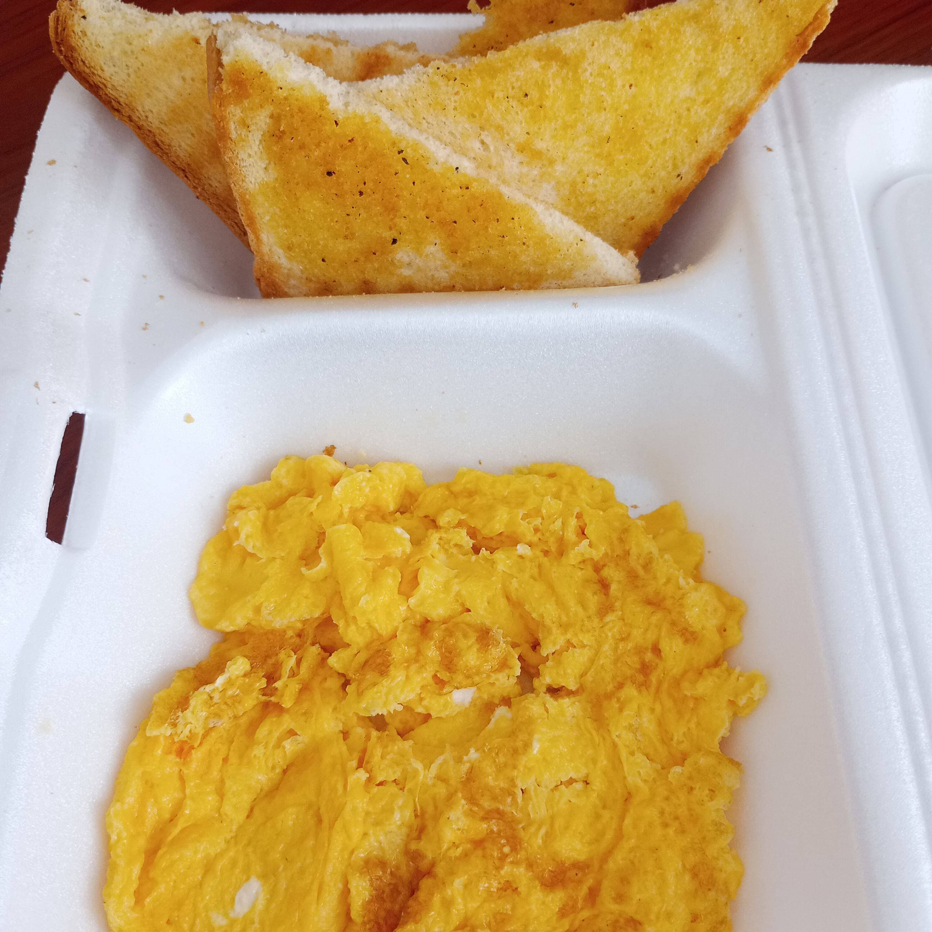 Huevos Revueltos con Pan Tostado