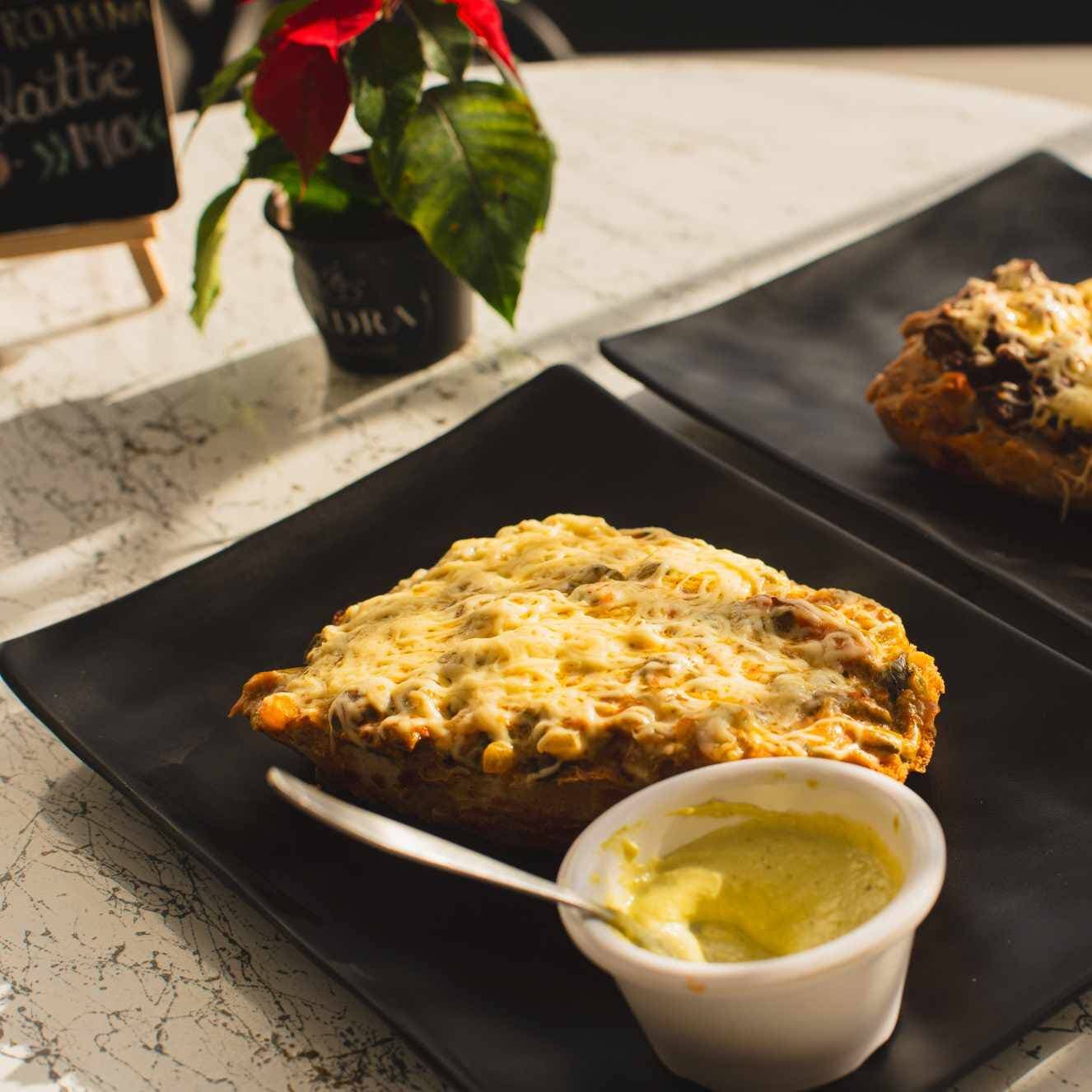 Mollete Frijoles con Queso