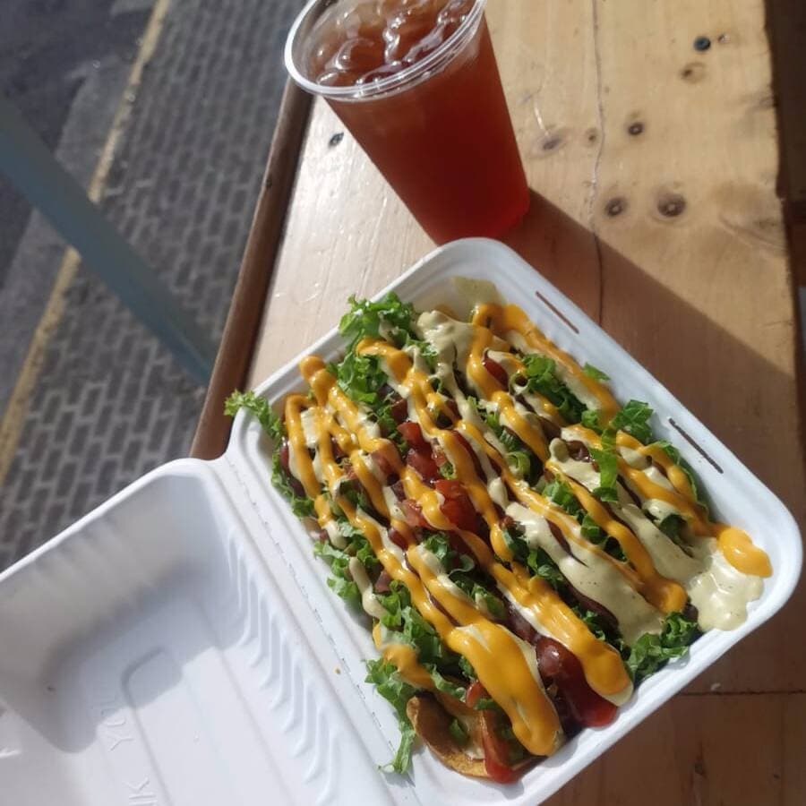 1 Nacho de Birria 75 gramos de carne + Te frio