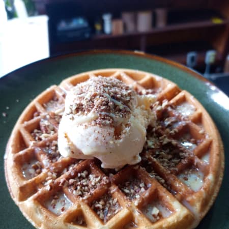 Waffle de Lechera, Nuez y Helado de Vainilla