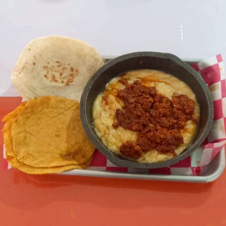 Queso Fundido con Chorizo