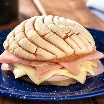 Concha Rellena de Jamón y Queso Manchego