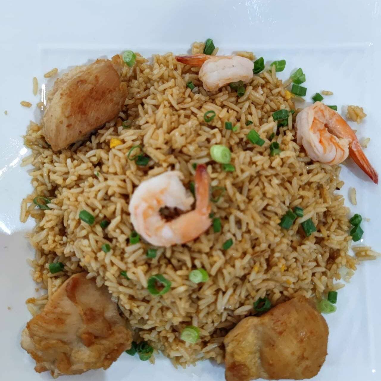 Chaufa con Pollo en Trozo y Langostino