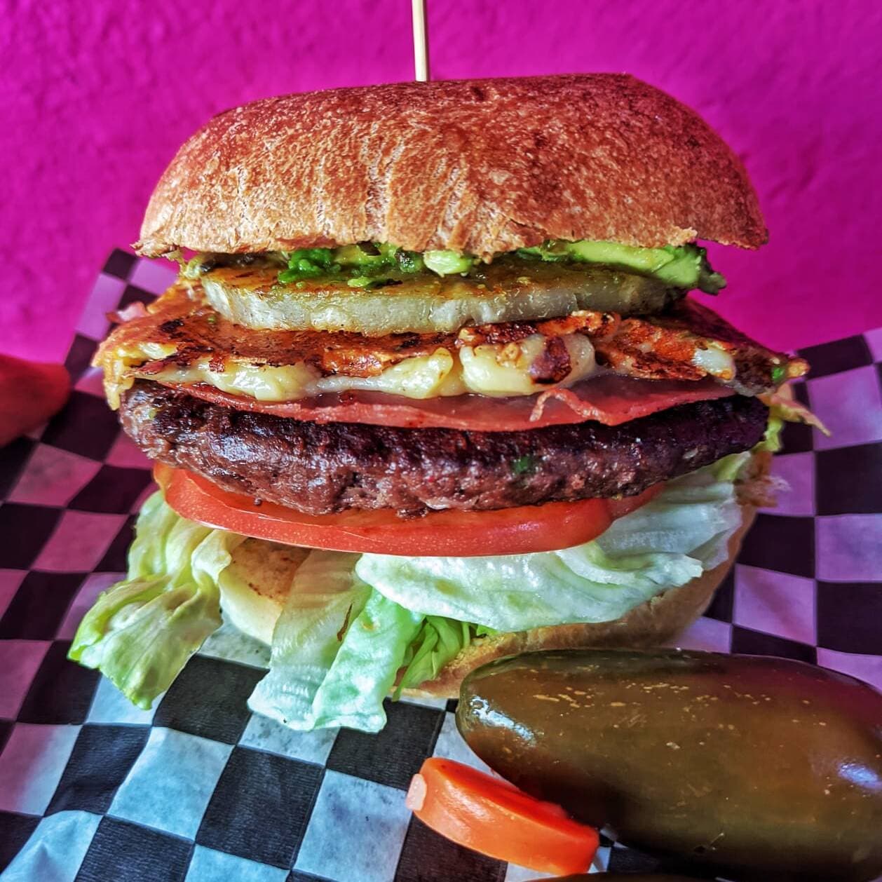 Hamburguesa hawaiana con papas fritas