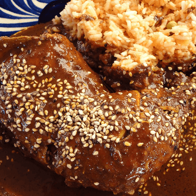 COMBO POLLO EN MOLE ROJO + LT DE AGUA REGALADA
