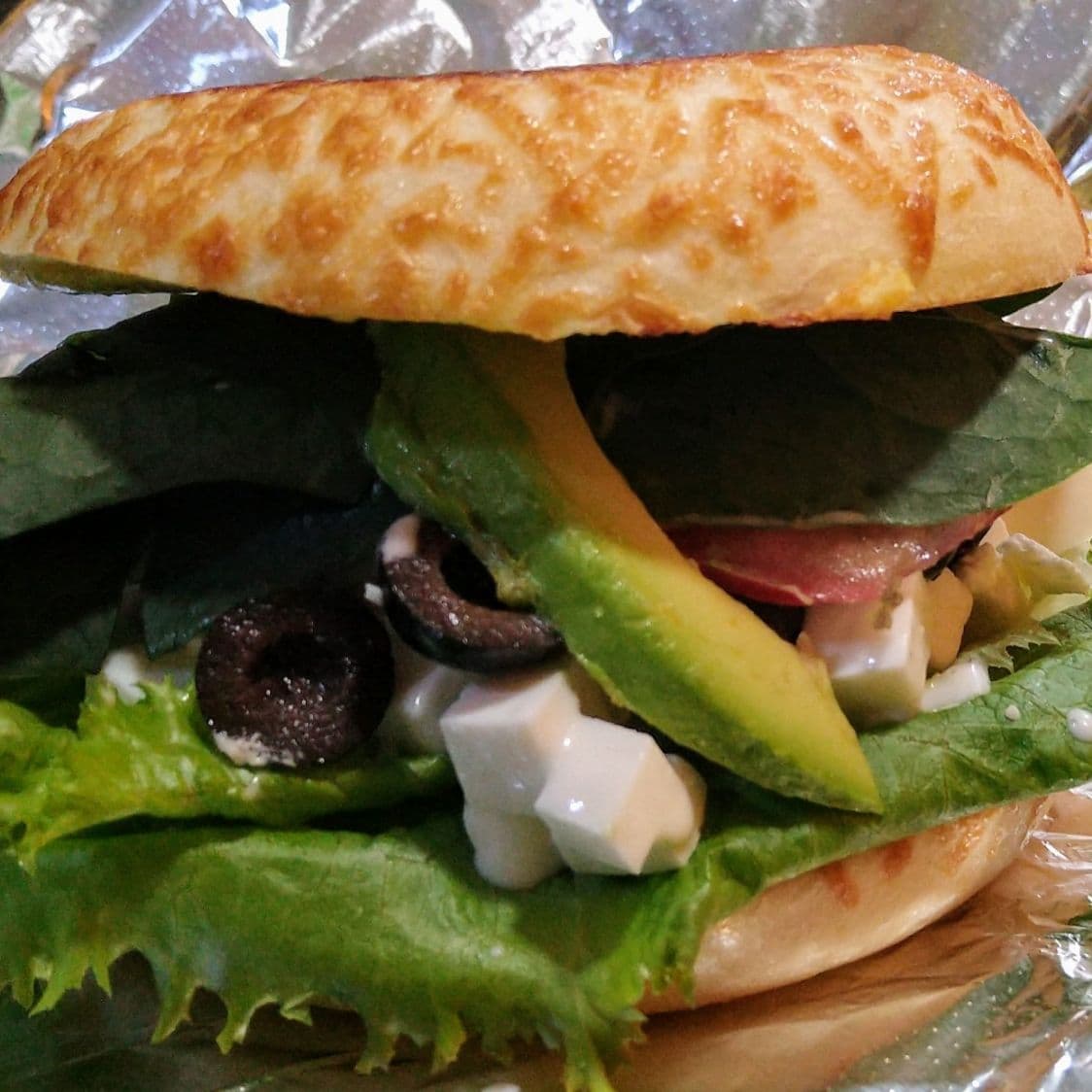 Bagel 3 Quesos con Aceitunas Negras