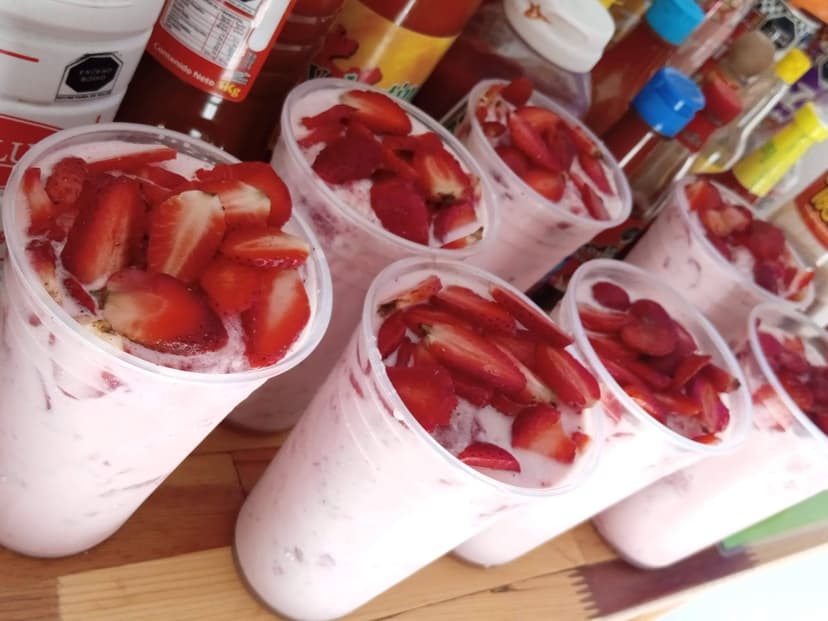 Fresas con crema y elotes