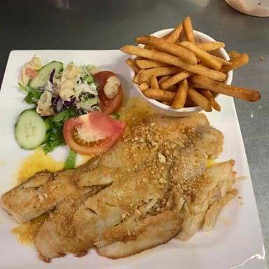 Filet de Pescado al Ajillo con Ensalada y Papa