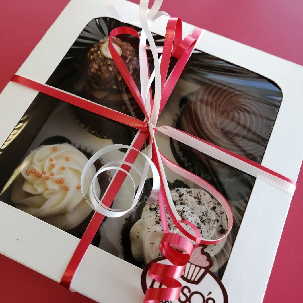 Caja Decorada con 4 Cupcakes