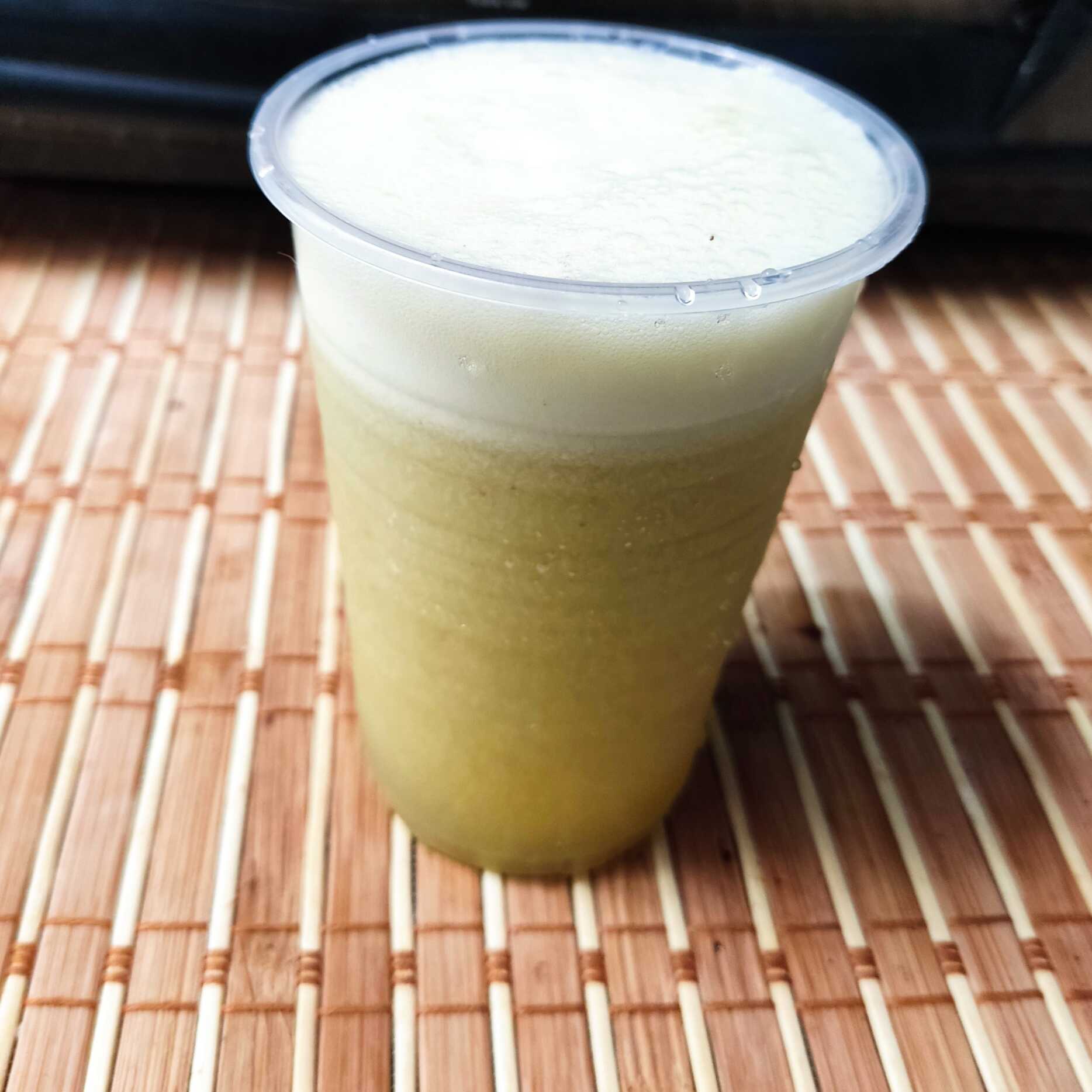 Jugos con pulpa de fruta en agua.