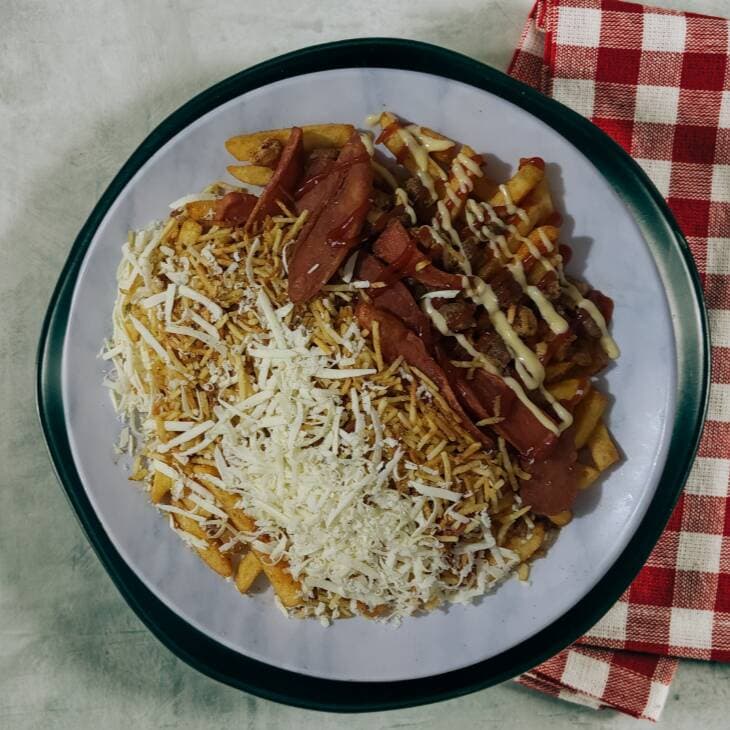 Salchipapa de Carne Asada