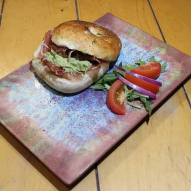 Bagel de Jamon Serrano con Aguacate