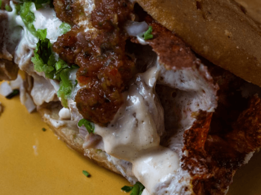 Gordita de chicharrón y carnitas