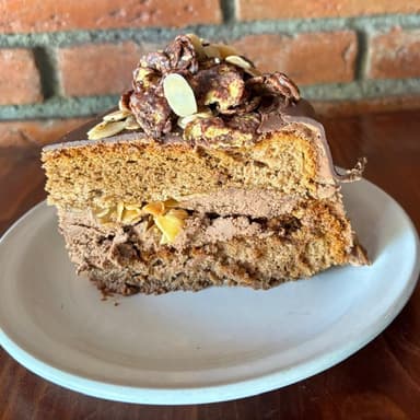 Rebanada de Pastel de Chocolate con Almendras