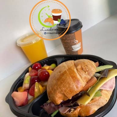 Combo Croissant + Jugo + Fruta + Cafe o Té
