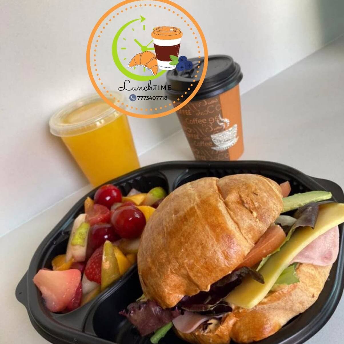 Combo Croissant + Jugo + Fruta + Cafe o Té