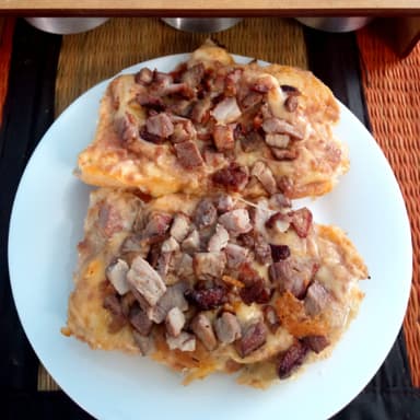 Molletes con Carne o Chorizo