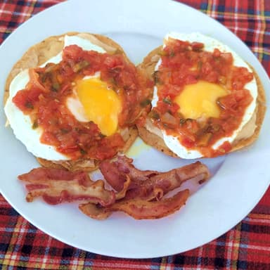 Huevos Rancheros + Bebida Refrescante