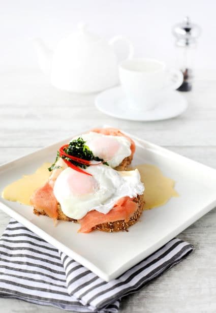 Plato huevos poche con salmón