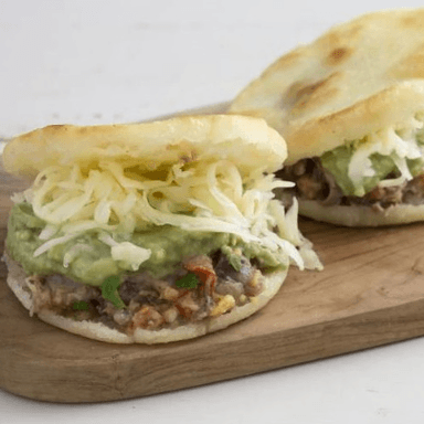 Reina Pepiada Con Queso Blanco, Carne