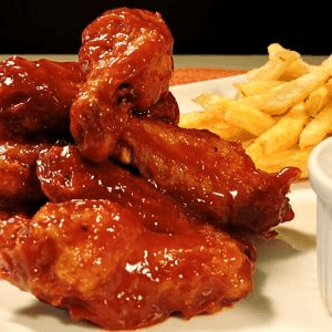 ALITAS DE POLLO + PAPAS FRITAS + BEBIDA PERSONAL.
