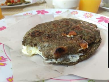 Gordita de Queso con Mole Verde