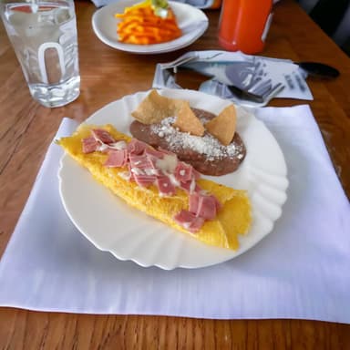 OMELETTE CON JAMÓN Y SALCHICHA