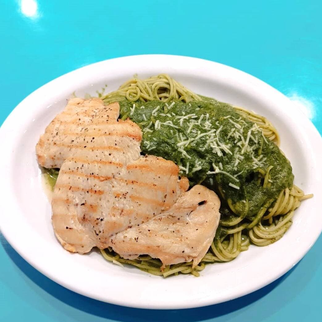 Tallarines Verdes con Filete de Pollo