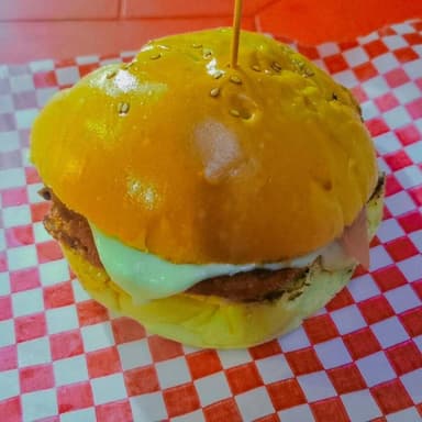 Burger Pollo Apanado + Papas Fritas + Bebida