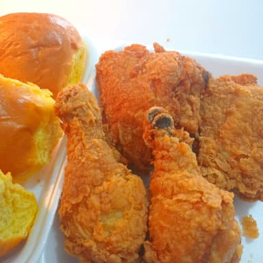 Pollo y panecillos
