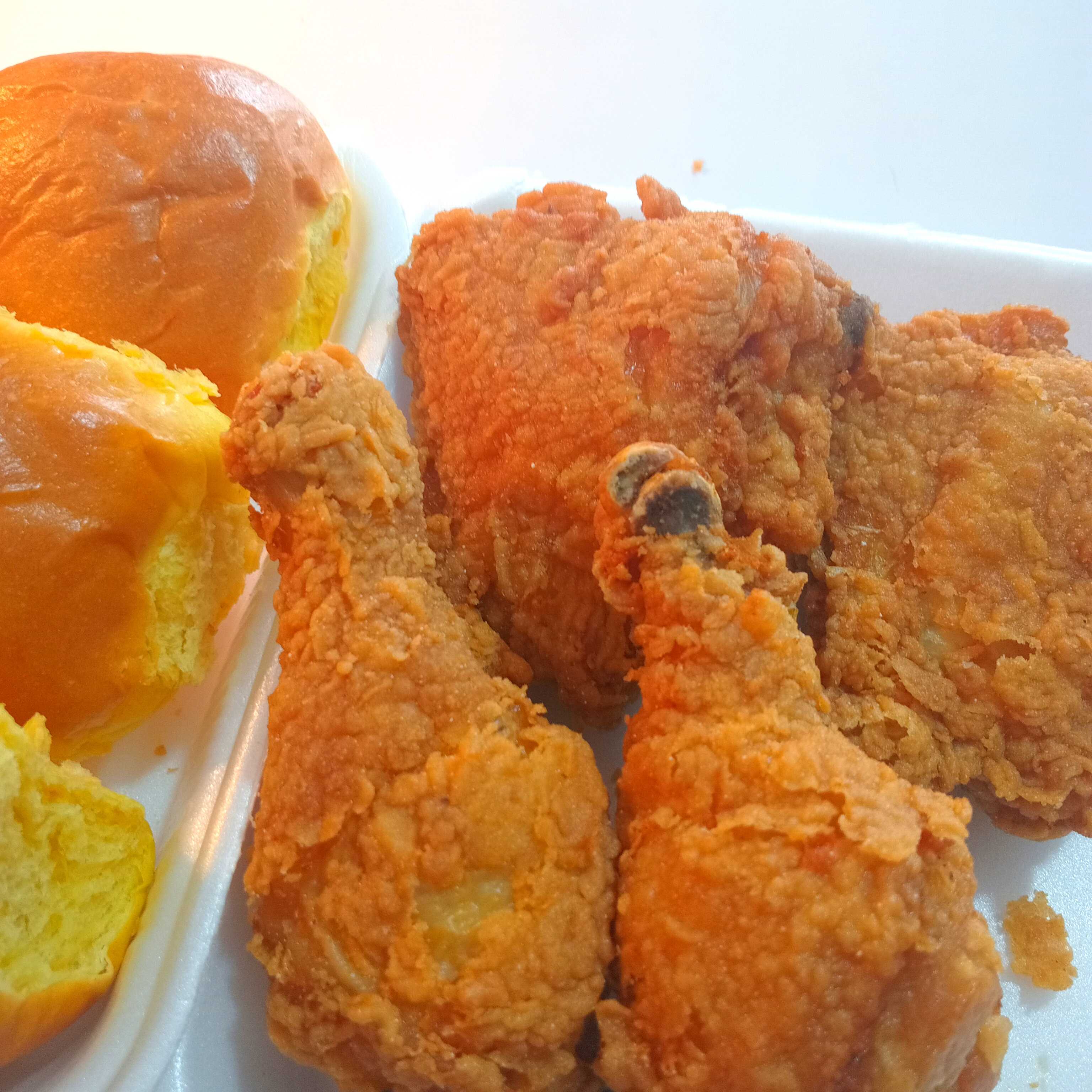 Pollo y panecillos