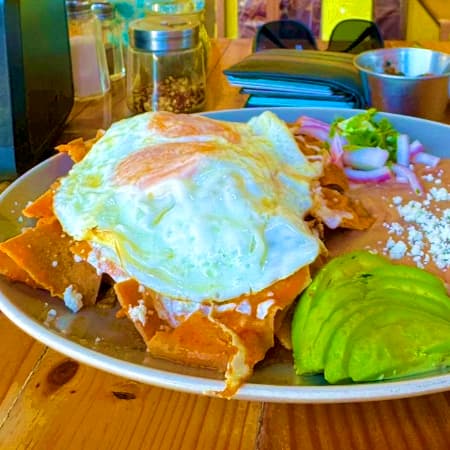 Chilaquiles Rojos o Verdes con Huevo