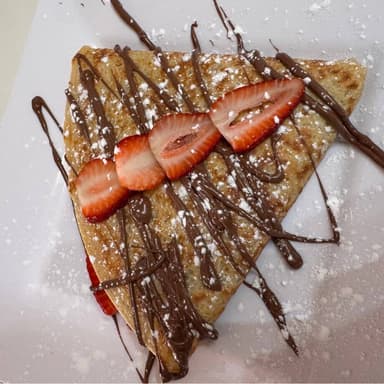 CREPA PHILADELPHIA Y REBANADAS DE FRESA