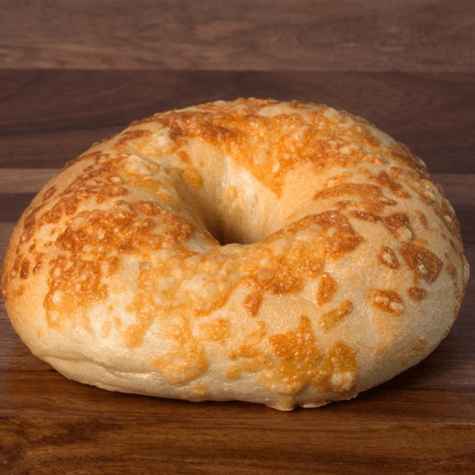 Bagel Parmesano con Jamón y Queso Crema