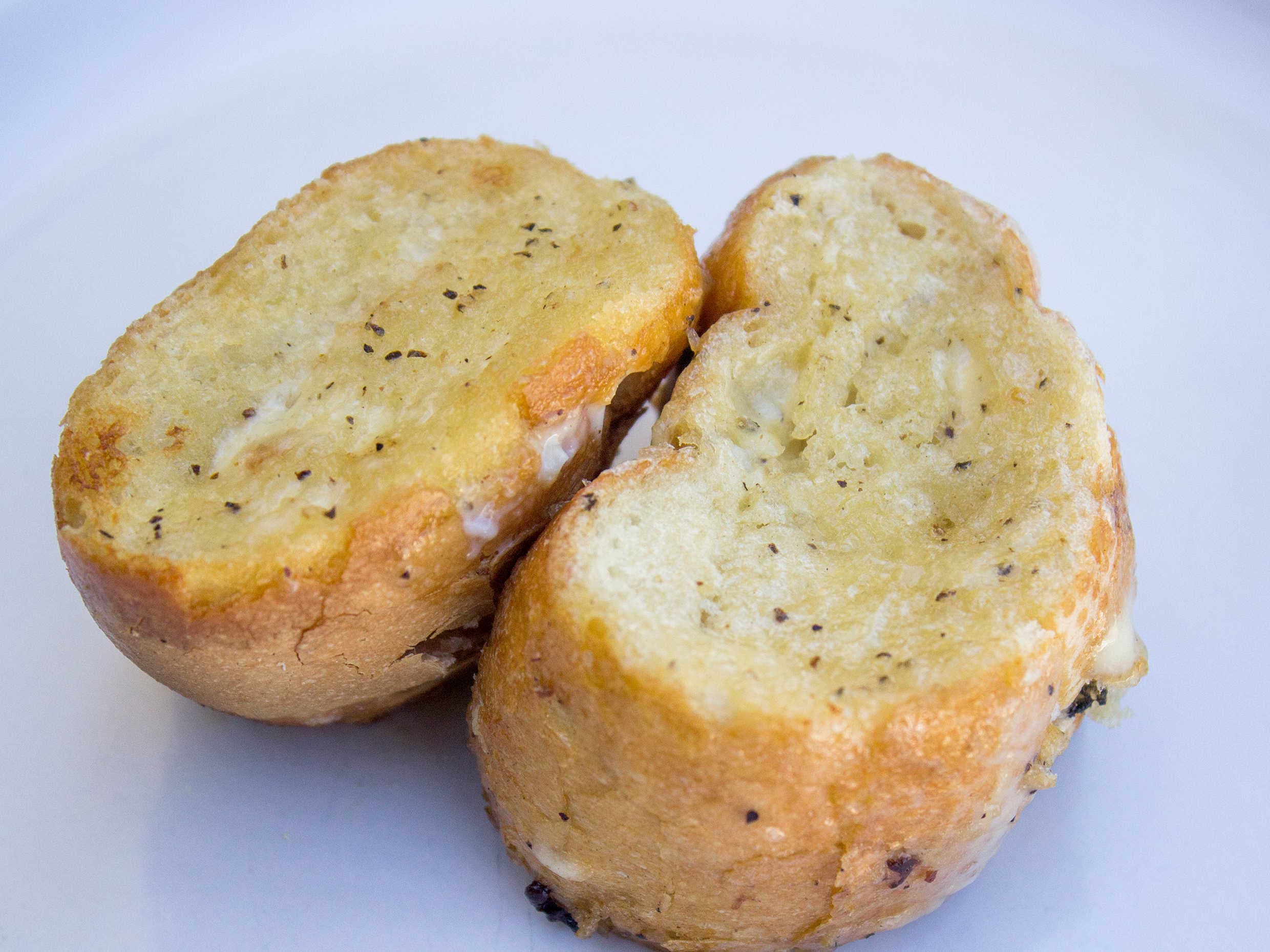 Pan Tostado con Crema de Ajo