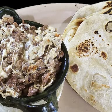 Queso Fundido con Arrachera