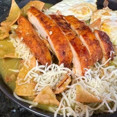 🥣 Chilaquiles Verdes con Milanesa + 1 Café GRATIS