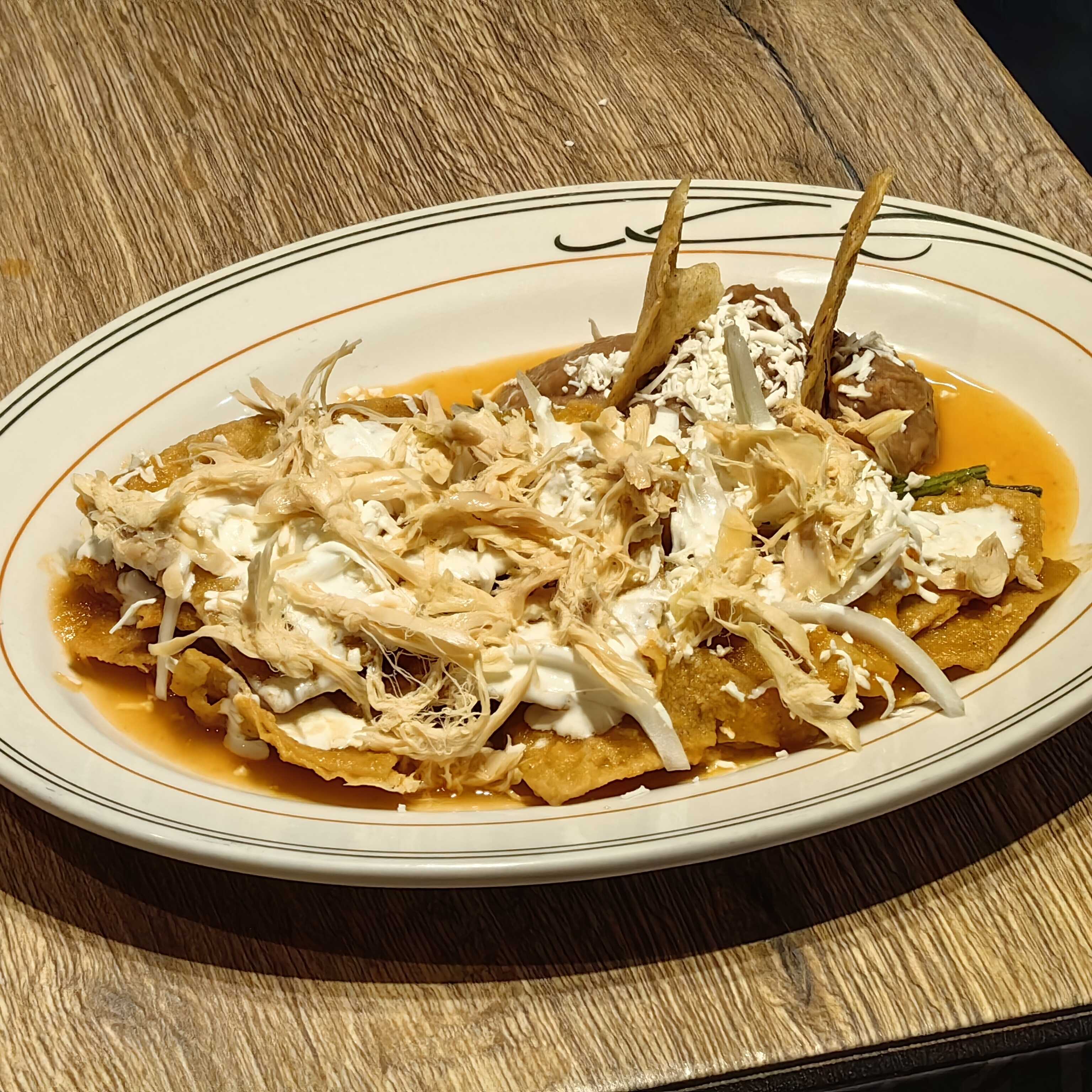 CHILAQUILES ROJOS CON POLLO
