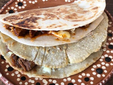 Quesadilla con Guiso