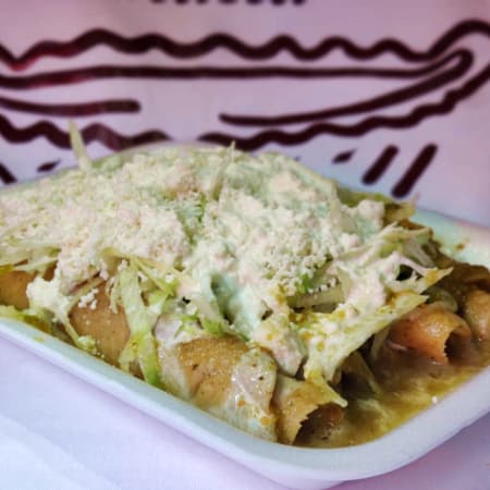 Tacos Dorados de Pollo Ahogados en Salsa Verde