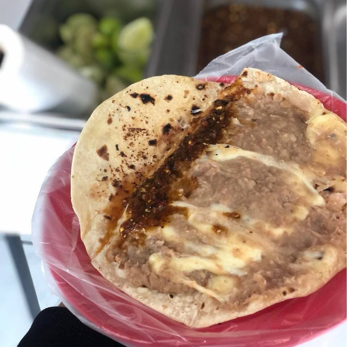 Taco de Frijol con Queso