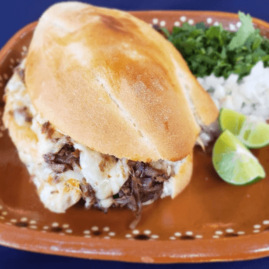 TORTA DE BIRRIA CON QUESO