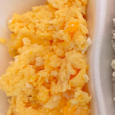 Patacones con huevos revueltos