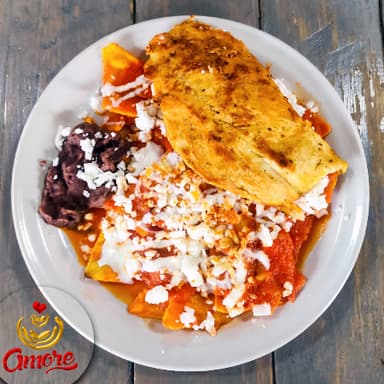 Chilaquiles Rojos con Pechuga Asada
