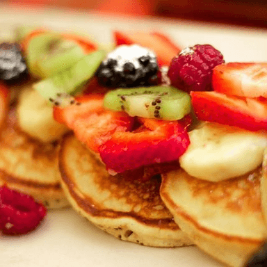 HOT CAKES CON FRUTA