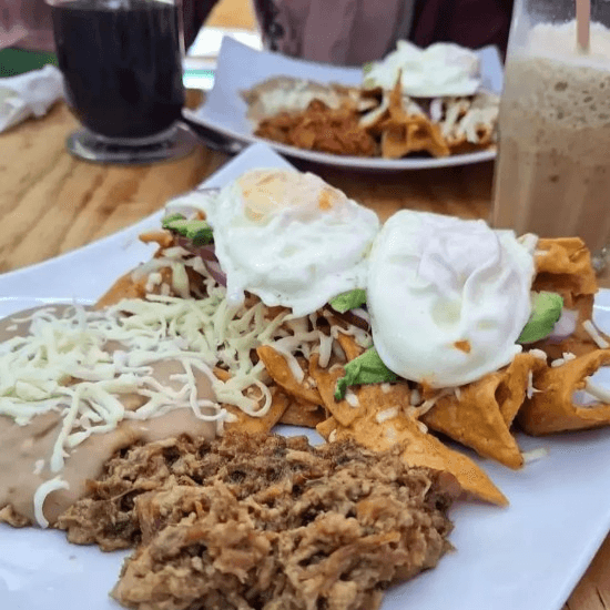 Chilaquiles con Guiso y Huevitoo