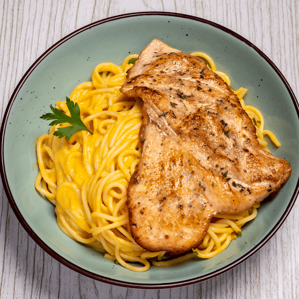 Spaghetti a la Huancaína con Filete de Pollo