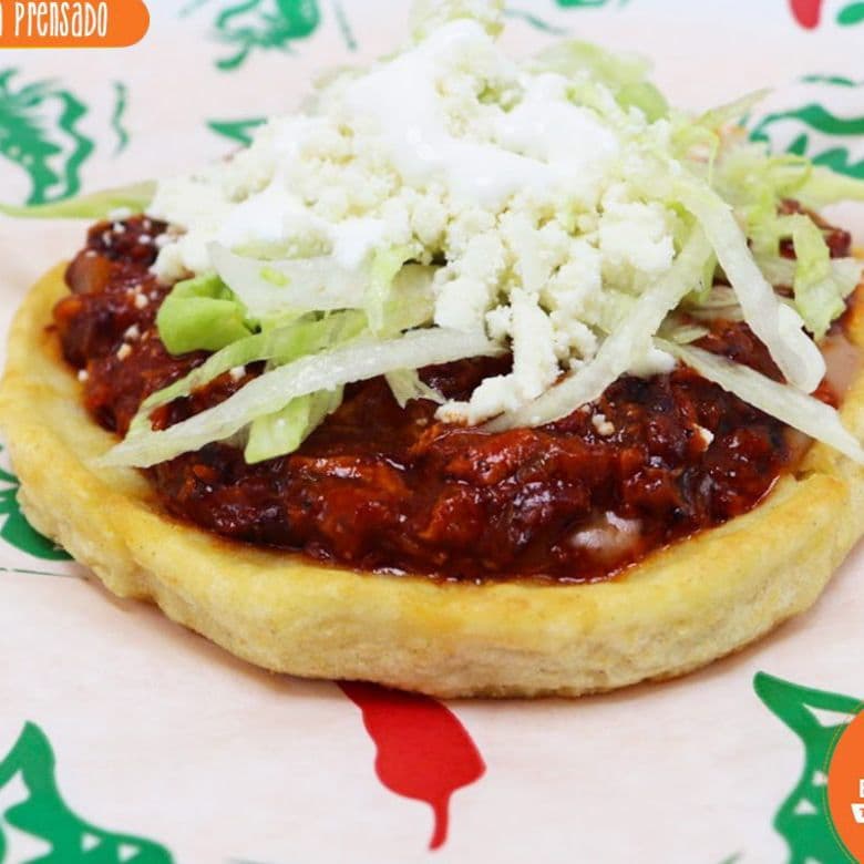 Sope con Chicharrón Prensado